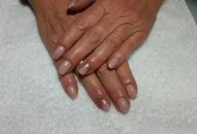 Unhas artísticas em tonalidade discreta com detalhe dourado para mulheres maduras, sofisticadas e elegantes.