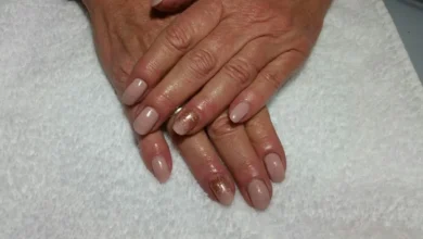 Unhas artísticas em tonalidade discreta com detalhe dourado para mulheres maduras, sofisticadas e elegantes.
