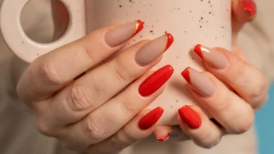 Unhas com cores e acabamentos modernos: esmalte vermelho e nude com ponta dourada, perfeitas para rejuvenecer as mãos.