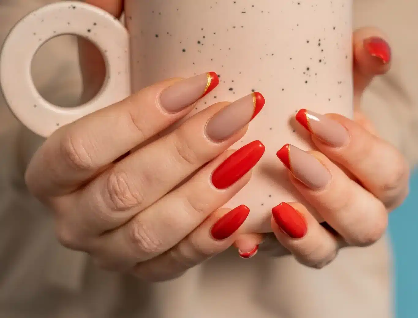 Unhas vermelhas com efeito degradê e acabamento brilhante