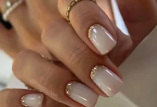 Unhas decoradas para noiva com acabamento nude e detalhes dourados na ponta, estilo elegante e sofisticado.