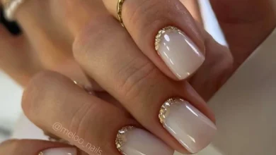 Unhas decoradas para noiva com acabamento nude e detalhes dourados na ponta, estilo elegante e sofisticado.