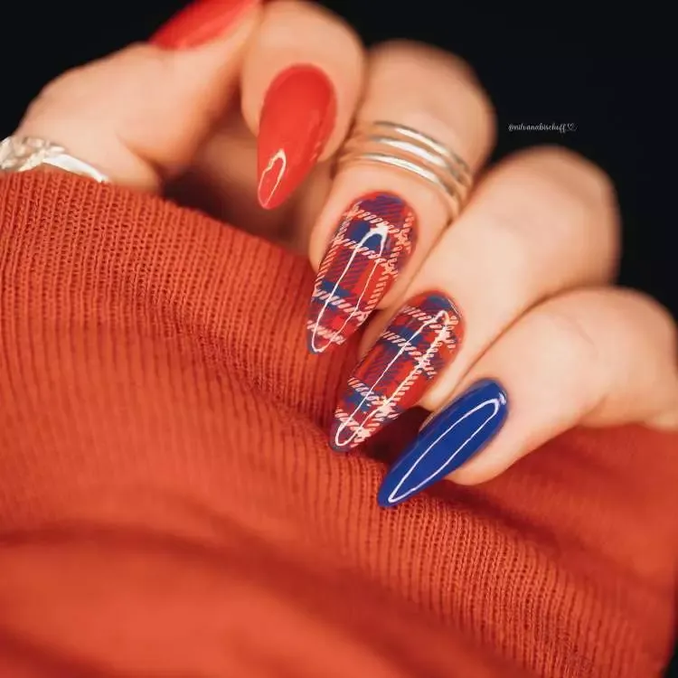 Unhas com estampa xadrez em cores vermelha e azul para o São João, com formato stiletto.