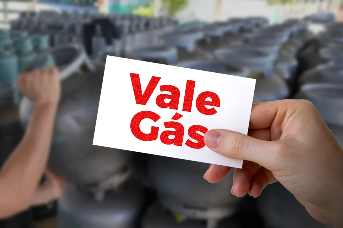 Pessoa segurando o cartão do Vale Gás em meio a botijões de gás, simbolizando o auxílio disponível