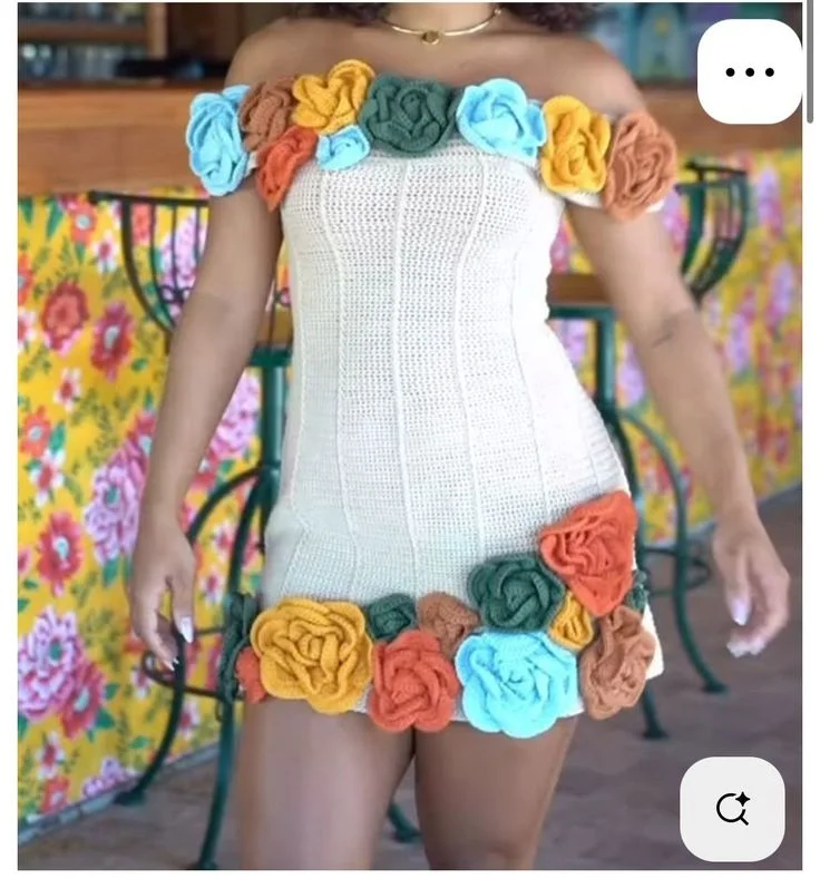 Vestido de crochê com flores grandes coloridas