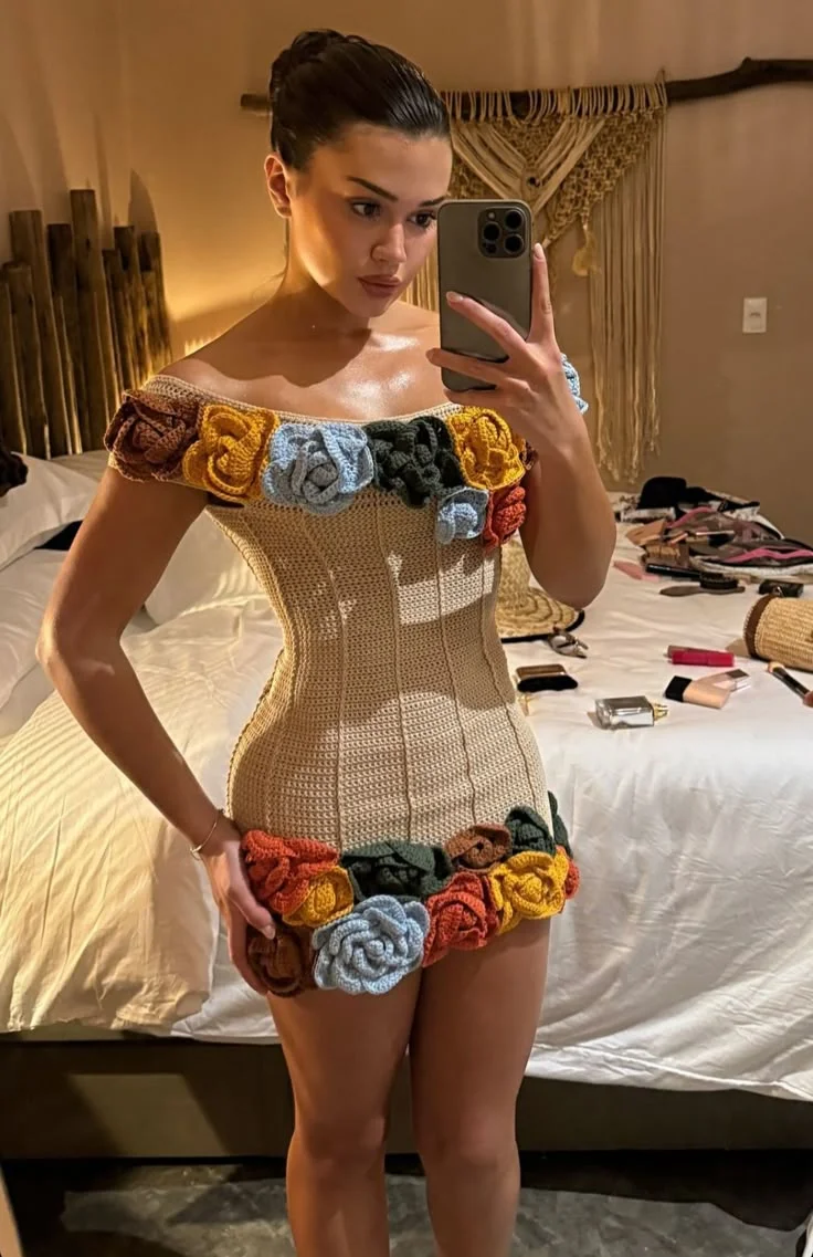 Vestido de crochê com flores grandes e multicoloridas no decote e na barra