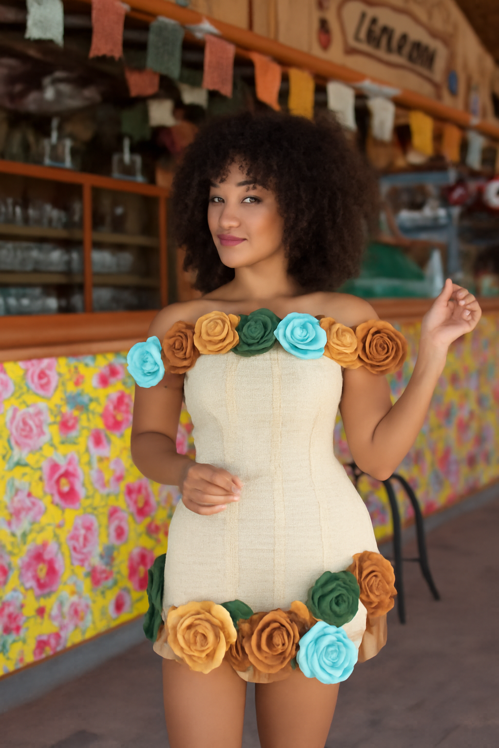 Afro-Latina usando vestido de crochê com flores coloridas para São João.