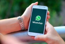 Imagem de smartphone com o logo do WhatsApp na tela, mostrando a interface do aplicativo.