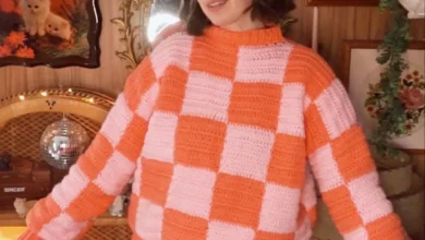 Suéter de crochê laranja e rosa com estampa xadrez em um look de inverno moderno