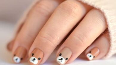 Unhas kawaii decoradas com desenhos fofos de rostos de ursos, trazendo um toque adorável para suas mãos.
