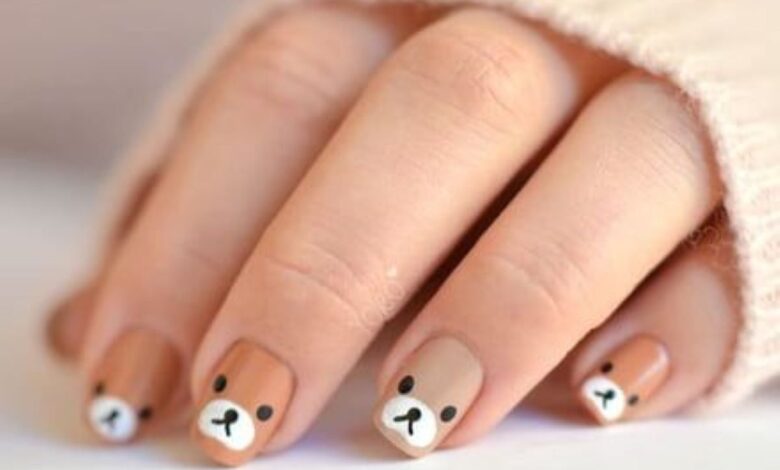 Unhas kawaii decoradas com desenhos fofos de rostos de ursos, trazendo um toque adorável para suas mãos.