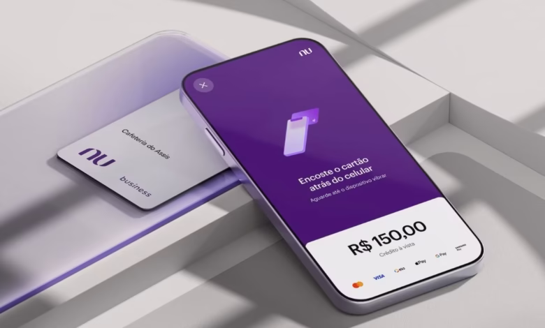 Celular com app do Nubank exibindo pagamento por aproximação e cartão business ao lado