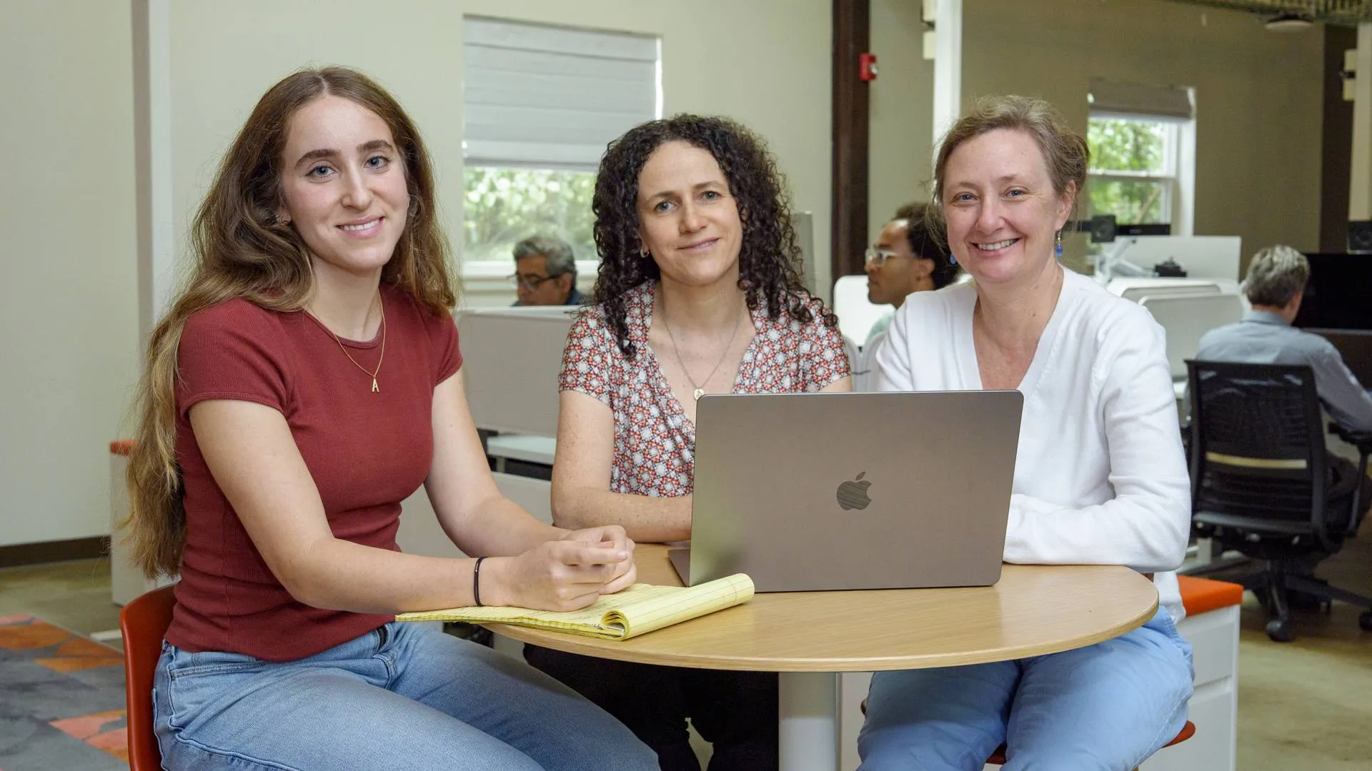 Olga Troyanskaya (centro), autora sênior do estudo, com os pesquisadores de Princeton Aviya Litman (esquerda) e Chandra Theesfeld (direita), em ambiente de trabalho colaborativo.