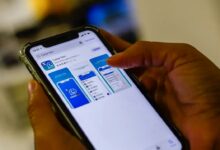 Pessoa acessando o aplicativo Caixa Tem pelo celular