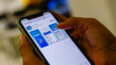Pessoa acessando o aplicativo Caixa Tem pelo celular