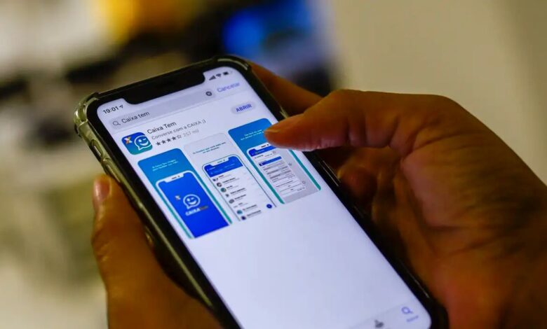 Pessoa acessando o aplicativo Caixa Tem pelo celular