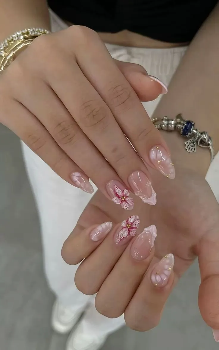 Unhas de porcelana em 3D com flores delicadas em tons de rosa