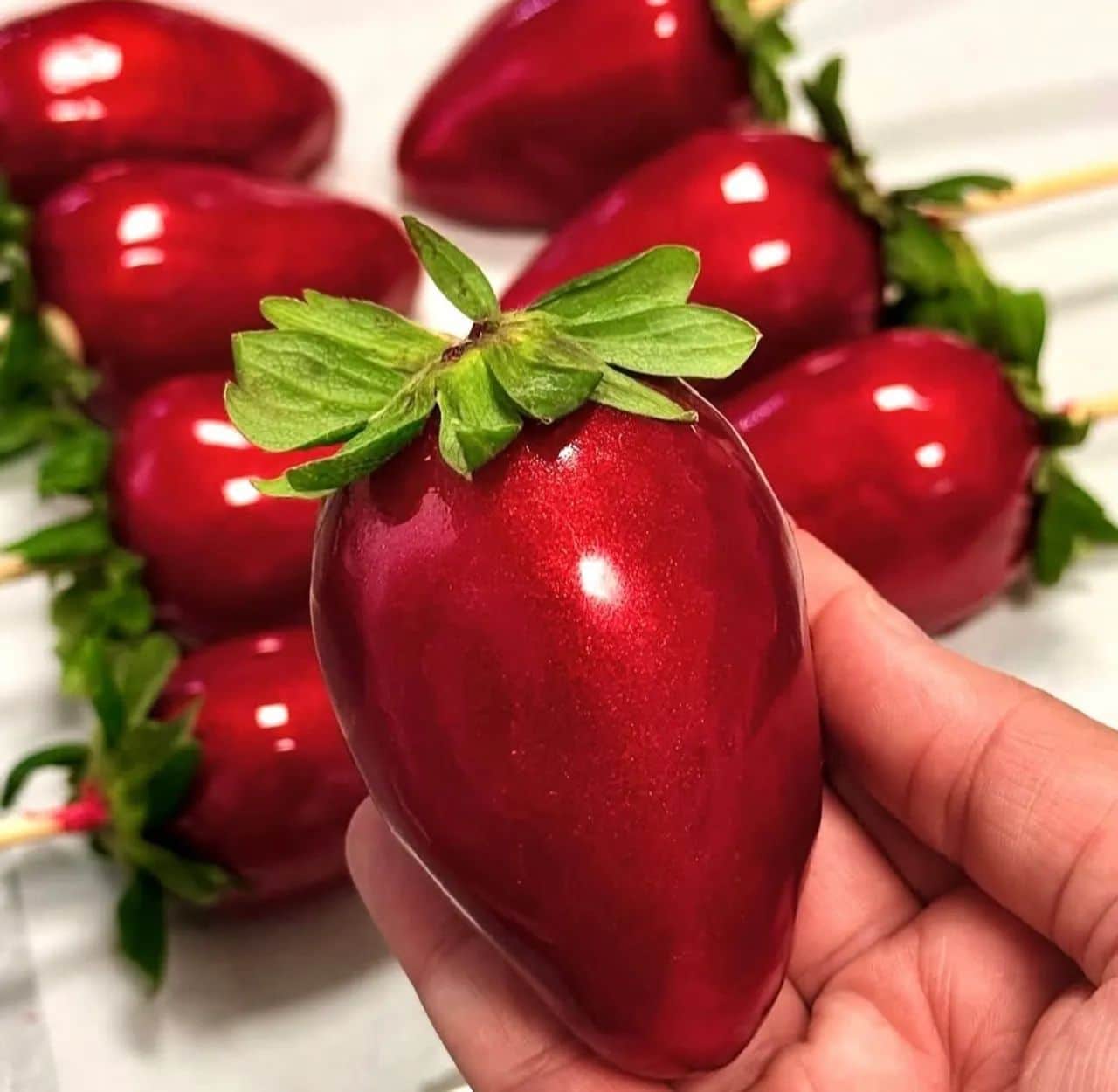 Morango do amor com cobertura brilhante feito à mão