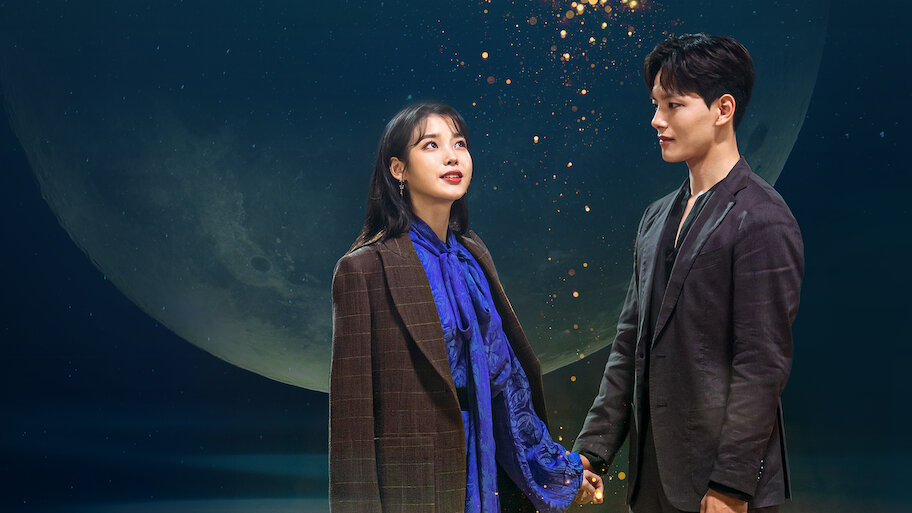  Personagens principais de Hotel del Luna sob o luar, em cena mágica do dorama