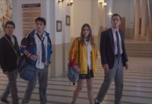 Cena de novela turca com jovens personagens em ambiente escolar.