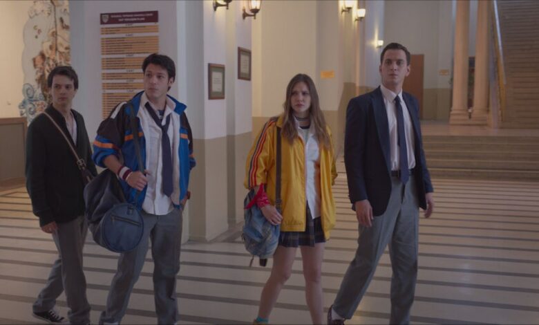 Cena de novela turca com jovens personagens em ambiente escolar.