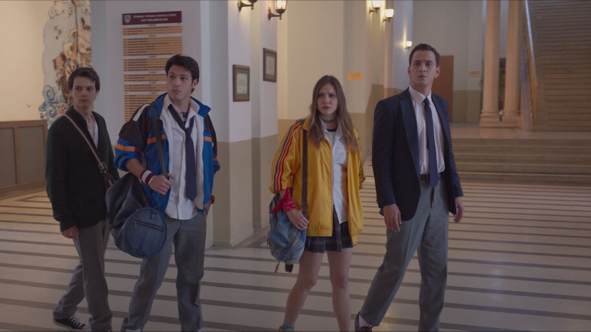 Cena de novela turca com jovens personagens em ambiente escolar.