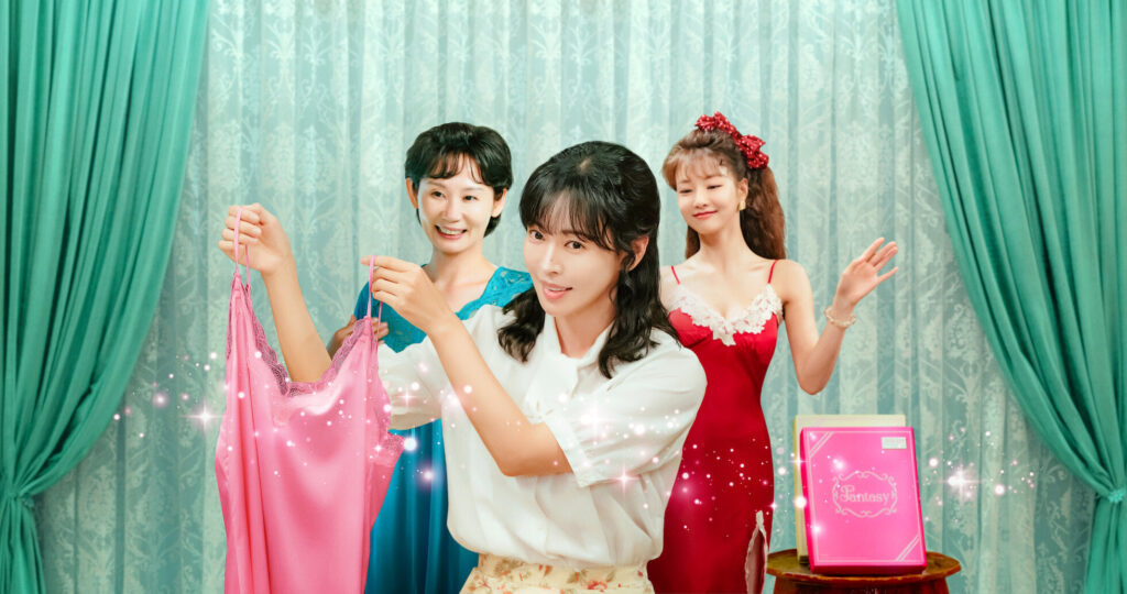  Cena do dorama coreano Trabalho Honesto com mulheres sorrindo em uma loja de roupas