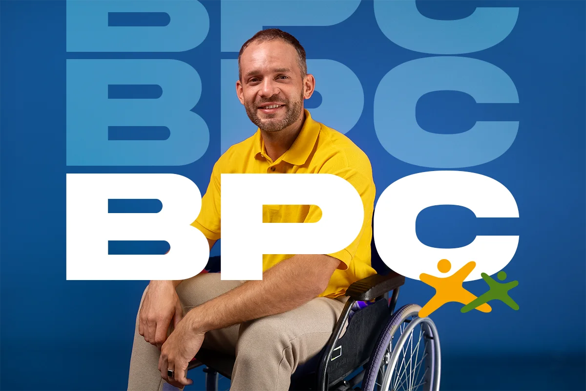 Imagem de um homem com deficiência em cadeira de rodas, sorrindo e usando uma camisa amarela, com o logo do BPC destacado no fundo.