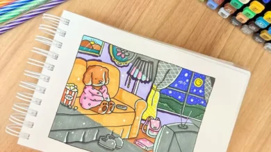Desenho colorido de um cachorro em um sofá assistindo TV, com foco na iluminação e sombras.