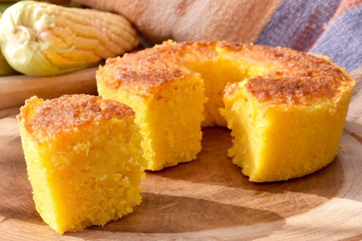 Fatia de bolo de milho verde tradicional em destaque sobre tábua de madeira