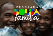 Imagem ilustrativa do Programa Bolsa Família com família sorrindo e notas de 100 reais, representando os benefícios do programa.