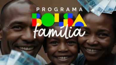 Imagem ilustrativa do Programa Bolsa Família com família sorrindo e notas de 100 reais, representando os benefícios do programa.