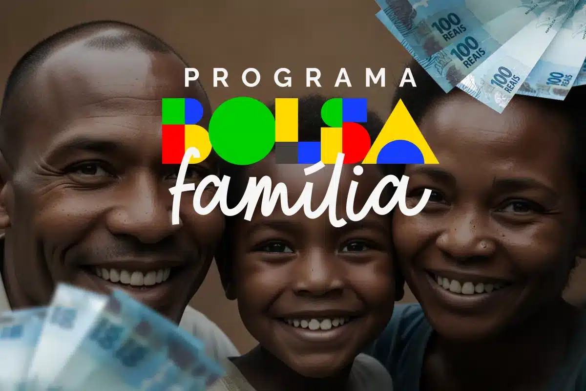 Imagem ilustrativa do Programa Bolsa Família com família sorrindo e notas de 100 reais, representando os benefícios do programa.