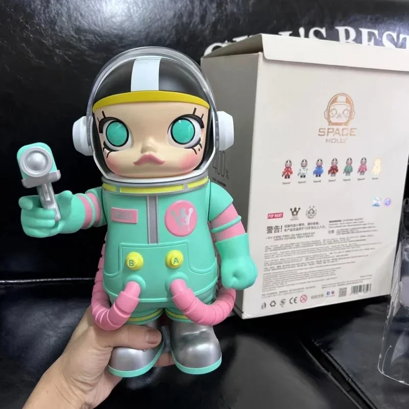 Molly - Boneca de Traje Espacial Boneca Molly da Pop Mart, com traje espacial verde e detalhes em rosa, segurando um dispositivo futurista.