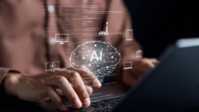 Pessoa usando inteligência artificial para criar vídeos com auxílio de ferramentas digitais