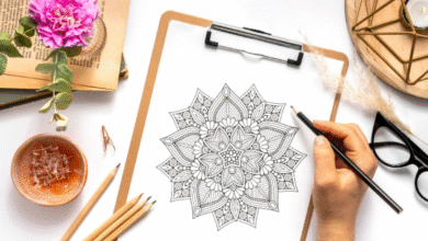 Pessoa desenhando mandala em folha com lápis grafite para atividade de relaxamento e criatividade