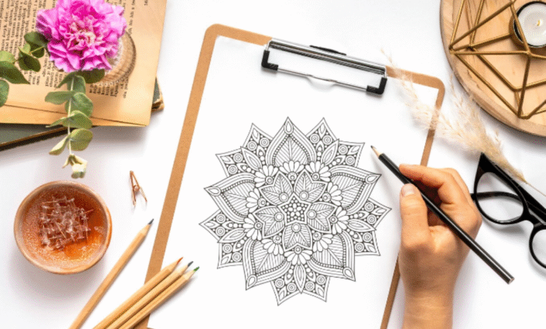 Pessoa desenhando mandala em folha com lápis grafite para atividade de relaxamento e criatividade