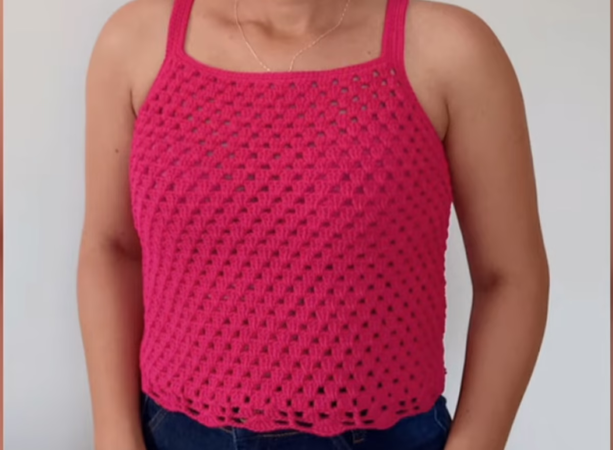 Blusa de crochê simples em tom rosa, ideal para iniciantes.