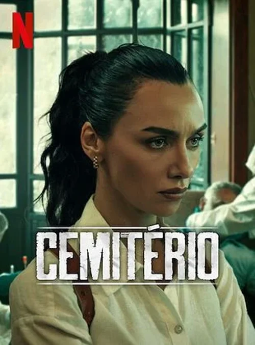 Cemitério (2022) - Protagonista em cena de tensão Cena de Cemitério (2022) com a protagonista em primeiro plano, expressando seriedade e tensão.