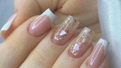 Unhas de acrílico com decoração francesa e detalhes em folha de ouro