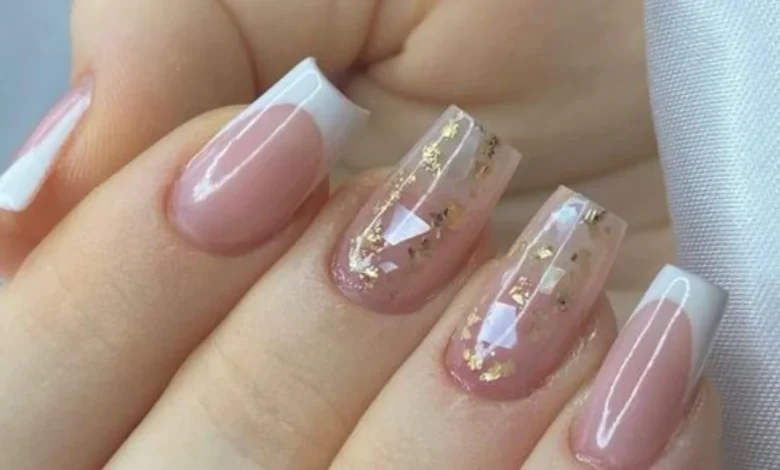 Unhas de acrílico com decoração francesa e detalhes em folha de ouro