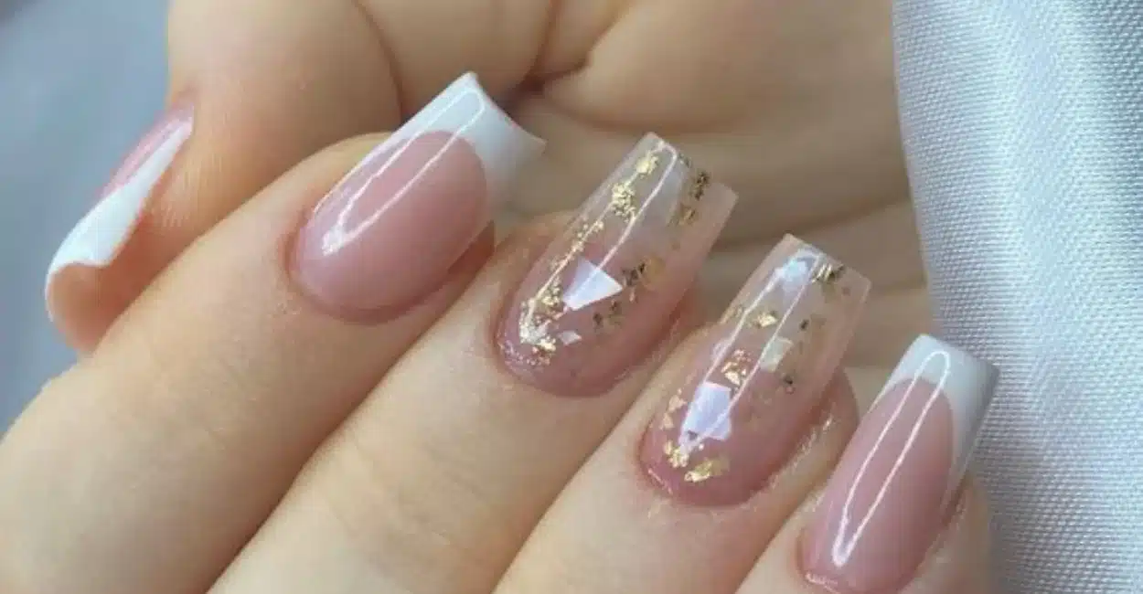Unhas de acrílico com decoração francesa e detalhes em folha de ouro