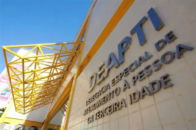 Fachada da Delegacia Especial de Atendimento à Pessoa da Terceira Idade (DEAPTI), instituição que participou da operação que resgatou idosos em condições precárias em abrigo.