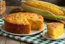 Bolo de milho com queijo servido em prato rústico