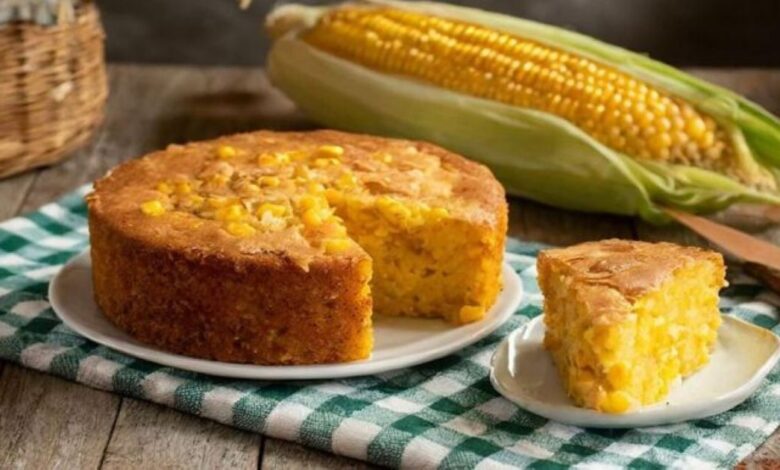 Bolo de milho com queijo servido em prato rústico