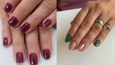 Unhas decoradas com esmaltação bordô e design moderno com verde e glitter