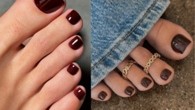 Unhas dos pés com esmaltes vinho e marrom cacau, tendências do inverno