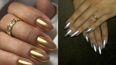 Unhas metálicas douradas e prateadas em destaque com acabamento espelhado e elegante