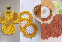 Modelos variados de porta-copos de crochê feitos à mão com pontos abertos e acabamento delicado