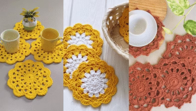 Modelos variados de porta-copos de crochê feitos à mão com pontos abertos e acabamento delicado